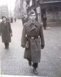 Petr Eisenberg jako voják. Praha 1946
