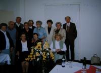 Setkání třídy vídeňské české školy v Praze, Věra uprostřed v modrém svetru, 1999