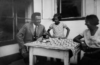 Věra s rodiči na letním bytě v Mödring u Hornu, 1932