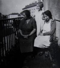 Tři generace - Věra s matkou a babičkou na balkóně jejich vídeňského bytu (balkón je dnes natřen na modro), 1932
