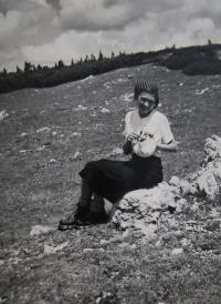 Věra na výletě v alpském pohoří Rax, cca 1937