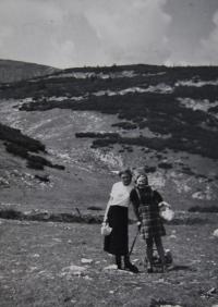 Věra na výletě v alpském pohoří Rax se spolužačkou Jiřinou, dcerou učitele na české vídeňské škole - profesora Juláka, cca 1937