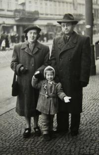 With her parents in Prague - Na Poříčí in 1953