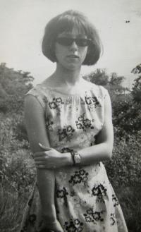 Pamětnice v šatech, které jí ušila matka; nelok.; 11. června 1966