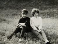 Pamětnice s Irenou Gerovou (vpravo) na školním výletě; nelok.; září 1966