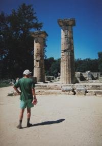 "Malý Frolík před dějinami" - Jan Frolík na dovolené s pamětnicí v Olympii; Řecko; 1995