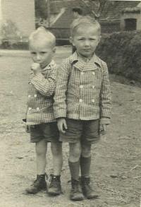 Pavel a Libor (vpravo) Křivánkovi, 1941
