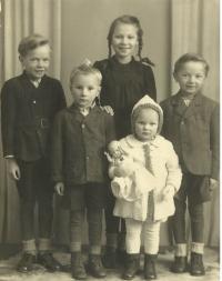 Chýnov 1943, zleva: Slávek, Pavel, Liběna, Vladana, Libor