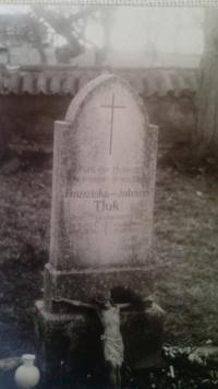 náhrobní kámen na hřbitově - Johanna Tluk