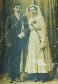 Wedding of the parents Eugene and Anne Novotny in 1919
