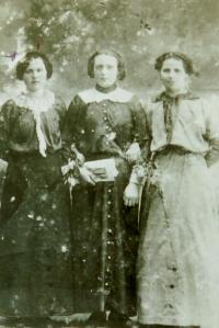 Vlevo matka Anna (Šircová) v Moštěncích na Volyni