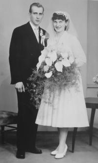 Svatební fotografie Bronislava a Dobromily Knápkových z roku 1960