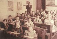 1946 - škola v Rohatci s řídícím Josefem Bízou, otcem pamětníka