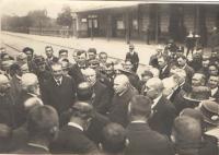 Čekání na Masarykův příjezd na nádraží v Benešově, delegace města, vpravo čelně Antonín Fuksa, druhý po jeho pravici dr. Veselý, 18.12.1918