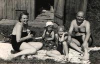 Hana s rodiči a sestrou na koupališti, Benešov 1941 