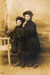 Josefa Vyškovská (maminka, roz. Roubalová) se sestrou Miladou, 1918.