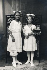 Josefa Vyškovská (maminka) se sestrou Miladou, 1918