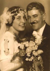 Svatební foto tatínkovy sestry Vlasty, ženich Otto Glinz, poslanec rakouského parlamentu a vídeňský radní