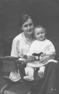 Natáliina matka se starším synem Rafaelem