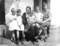 Teta Aňa s dětmi v Rusku (za války šla pěšky z Ruska do Protektorátu) 