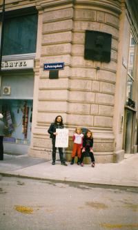 Vídeň, 8. 10. 1989, Karel Havelka s dětmi přátel na demonstraci, kam přišlo 5 lidí