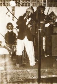 Karel Havelka, frontman skupiny Hymen and deflorace band, 1979