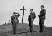 kolem roku 1970 - vojna v Litoměřicích, s kolegy výlet na vrch Radobýl u Litoměřic (Jan Kučera s fotoaparátem)