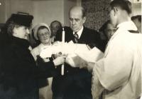 1946 - křtiny Jana Kučery, v náruči Jana Masaryka, maminka zcela vlevo, tatínek vpravo za J.Masarykem