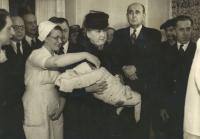 1946 - křtiny Jana Kučery, v náruči Hany Benešové, maminka zcela vlevo, tatínek vpravo za J.Masarykem - křtiny Jana Kučery, v náruči Jana Masaryka, maminka zcela vlevo, tatínek vpravo 