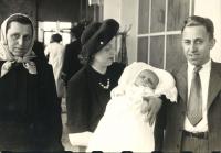 1946 - křtiny Jana Kučery, s rodiči a babičkou Terezií Horákovou