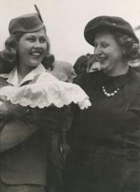 1946 - v náruči letušky při otevírání linky Praha - New York, s maminkou