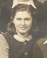 Karla Moravcová na zámku Štiřín, 1945