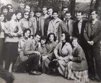 Zora Sigalová se spolužáky za studií v Sarajevu, 1959, Zora první zprava dole