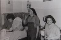 Zora Sigalová se sestrou Věrou, maminkou a Ivkou, 60. léta