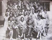 Žáci 8. třídy v Končenicích v roce 1963 a jejich učitelé, Zora v první řadě uprastřed