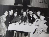 Marie Selicharová, maturitní zábava 8. 2. 1964. Marie třetí zprava, vlevo od ní rodiče, vpravo budoucí manžel Ivan se sestrou
