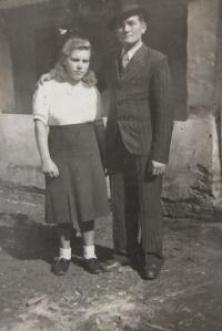 Rodiče Marie Selicharové po svatbě, 1944