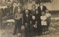 Marie Selicharová jako malé dítě s příbuznými, 1946