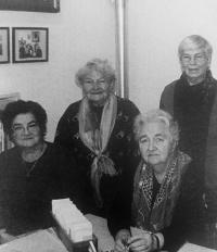 Marie Selicharová s ženami, které se starají o českou knihovnu F. Buriana v Daruvaru