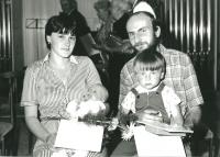 Vlastimil Bartoš s manželkou Marií a dětmi v roce 1987
