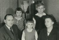 Uprostřed Vlastimil Bartoš s rodiči a sourozenci