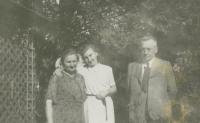 Mum Marie Keplová with her parents around 1936