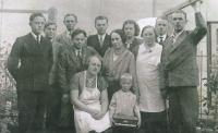 1934 rodinné foto i se zaměstnanci otcovy firmy. Cyril Luhan st zcela vlevo, Cyril ml. dítě