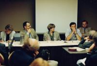 Václav Mezřický (vlevo) na univerzitě v Berkeley při přednášce, 1989/1990