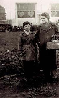 Ivan s maminkou na Matějské pouti, Praha asi 1957
