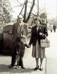 Rodina Bukovských na procházce, Praha asi 1953