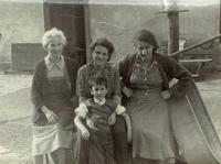 Zleva: teta Hermi, Mariana Bukovská s Ivanem, teta Irča, asi 1953