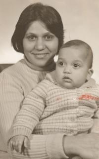 Agnesa Horváthová se synem, 1975