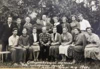 Vedení pionýrského tábora v roce 1960. Uprostřed nahoře otec Alexej Ševčuk