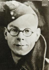 Chris Ayres - a British prisoner, who worked during war in a capture camp in Nýznerov and treated Vilma Hadwigerová´s sickle injury.